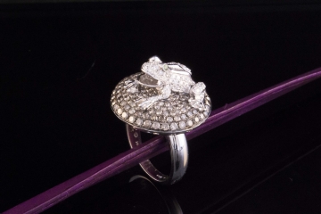 Frosch Ring mit Diamanten weiß braun und Tsavorit in 750er Weißgold