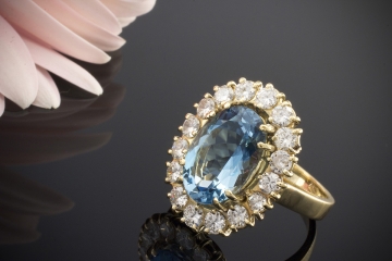 Farbintensiver Aquamarin mit 1,20 Carat VSI Brillanten Ring in Gelbgold 750