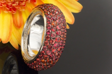 Ring mit rundum Padparadscha Saphir Brillanten seitlich Weißgold 750 Größe 56