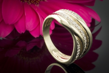 Breiter Gelbgold Ring geschwungen mit Brillanten in 585er Gold