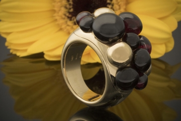 Pomellato Mora Ring mit Granat Kugeln Imposant und massiv in 750er Gelbgold