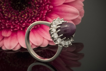 Sternrubin Ring mit Brillanten klassische Form in 750er Weißgold