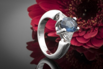 Erstklassiger Saphir Ring mit Diamanten im Trillantschliff Massiv in Weißgold 750