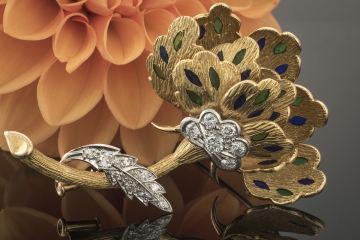 Goldschmiedearbeit Brosche Florales Design Emaile Brillanten in Gold