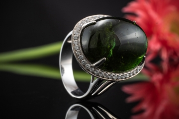 Ring Grüner Turmalin im Cabochon Schliff mit Brillanten in Weißgold 750