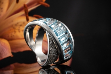 Breiter Designer Ring mit Brillant und Aquamarin Schiene in Weißgold 750