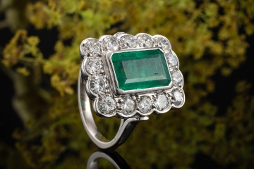 Smaragd Traum Ring Goldschmiedearbeit mit Top Brillanten in Weißgold 750
