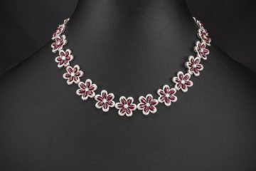 Blumen Collier Kette Rubine und Diamanten detailverliebt in Weißgold 750