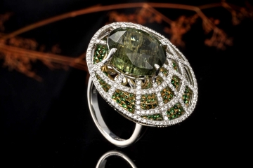 Exklusiver Cocktailring mit grünem Turmalin und Diamanten Weißgold 750