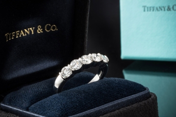 Tiffany & Co. Ring Halbkreis mit 5 großen Top Diamanten in 950er Platin