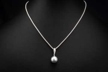 Südsee Perlencollier mit anschmiegsamer Seidenkordel in 750er Weißgold