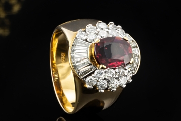 Cocktailring Ring mit Rubin und Trapez Diamanten in 750er Gelbgold
