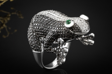 Frosch Designer Ring mit schwarzen und weißen Diamanten in Weißgold 750
