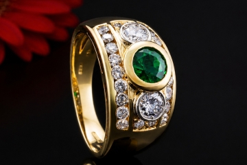 Wunderschöner Smaragd Ring Vintage Design mit Diamanten in Gelbgold 750