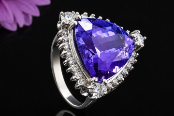Leuchtender Ring mit dreieckigem Tansanit und Diamanten in Weißgold 585