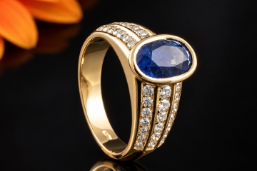 Ovaler Saphir Ring mit Diamanten in 750er Gelbgold Goldschmiedearbeit