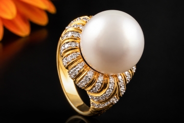 Prachtvoller Cocktailring mit Südseeperle und Diamanten in Gelbgold 750