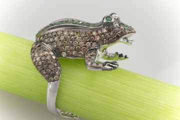 Frosch Ring mit braunen Diamanten und grünem Tsavorit in 750er Weißgold