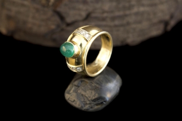 585 Gold Ring mit auffälligem SMARAGD & 8 Diamanten