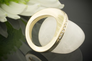 Hoher Ring mit schwungvollem Design in 585er Gelbgold mit Diamanten