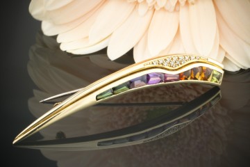 Lange Brosche Nadel mit Farbedelsteinen und Diamanten in 750er Gelbgold