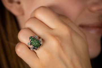 Tier Motiv Ring Frosch in 750er Weißgold mit Tsavorite und Rubin