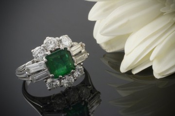 Exklusiver Klassiker Ring Smaragd Brillanten Baguette Diamanten in 750er Weißgold