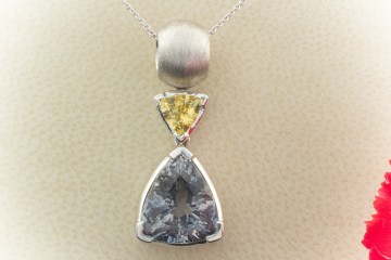 Anhänger Aquamarin und gelber Saphir mit mattierter Öse in 750er Weißgold