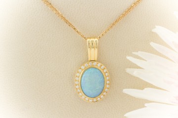 Schimmernder Opal Anhänger mit feurigen Brillanten 750er Gelbgold