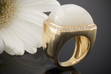 Cocktail Ring 30 Ct. Mondstein mit 48 Brillanten in 750er Gelbgold LP 4.900,-