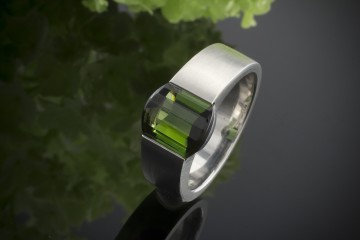 Papillon 950er Platin Ring Mattiert mit 1,80 Carat großem Turmalin Grün