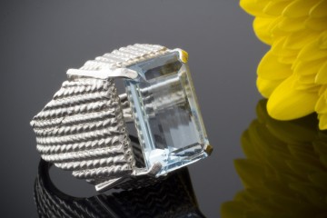 Imposante Goldschmiedearbeit Ring mit 1 Aquamarin in 750er Weißgold
