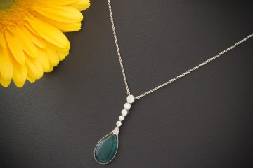 Fabelhafter Smaragd an Art Deco Collier mit feurigen Brillanten in 950er Platin Kunststück