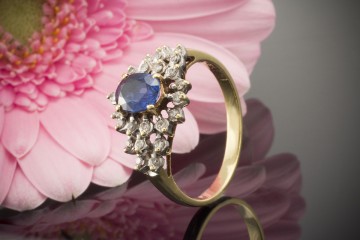 Eleganter Saphir Ring Top Farbe mit Brillanten in 750er Gelbgold 