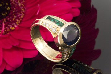 Erstklassiger Saphir Ring mit Smaragd Carrés & Brillanten in 750er Gelbgold