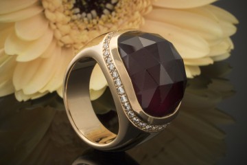 Massiver Rotgold Ring mit Granat facettiert und Brillanten in 750er Rotgold