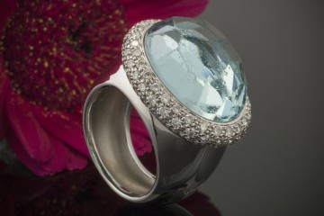 Pomellato Eisberg Ring mit Edeltopas Blautopas und Brillanten Massiv in Weißgold