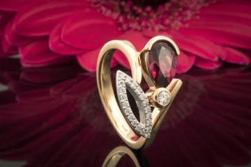 Moderner Designer Ring Rubellit Turmalin Tropfen & Brillanten Rotgold Weißgold