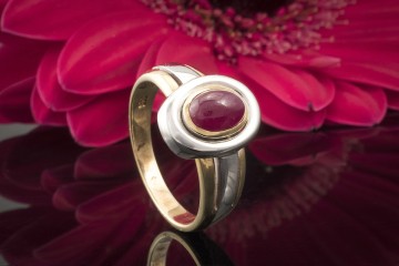 Ring mit großem Rubin Cabochon in 585er Gelbgold Weißgold Bicolor