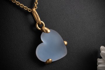 Pomellato Herz Anhänger Mattes Glas Hellblau in 750er Gold sandgestrahlt