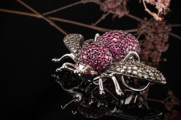 Brosche Nadel Große Fliege mit Pink Rubin und Diamanten in Weißgold 750