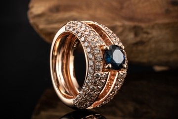 Moderner Designer Ring mit blauem Saphir und Brillanten in 750er Rotgold