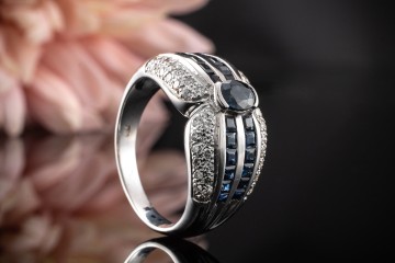Elegantes Ring Design mit blauen Saphiren und Brillanten in Weißgold 750