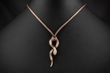 Leo Wittwer Collier Schlange Emaille Braun Diamanten Seidenkette Rotgold