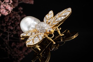 Fliege Brosche Nadel mit Perle Diamanten Brillanten Rubin 750er Gelbgold