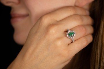 Vintage Smaragd Ring Tropfenschliff mit Top Diamanten in 750er Weißgold