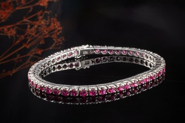 Weißgold Tennisarmband mit roten Rubinen rundum in 585er Gold Arbeit