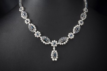 Royales Saphir Collier Goldschmiedearbeit mit Diamanten in Weißgold 750