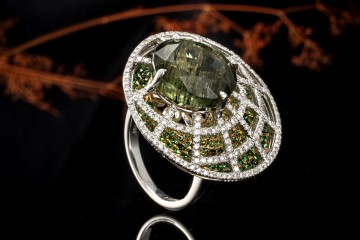 Exklusiver Cocktailring mit grünem Turmalin und Diamanten Weißgold 750