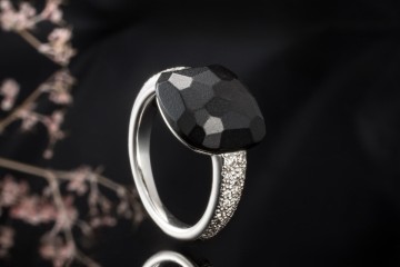 Pomellato Ring Capri Gagat Jet Schwarz mit weißen Diamanten Weißgold 750